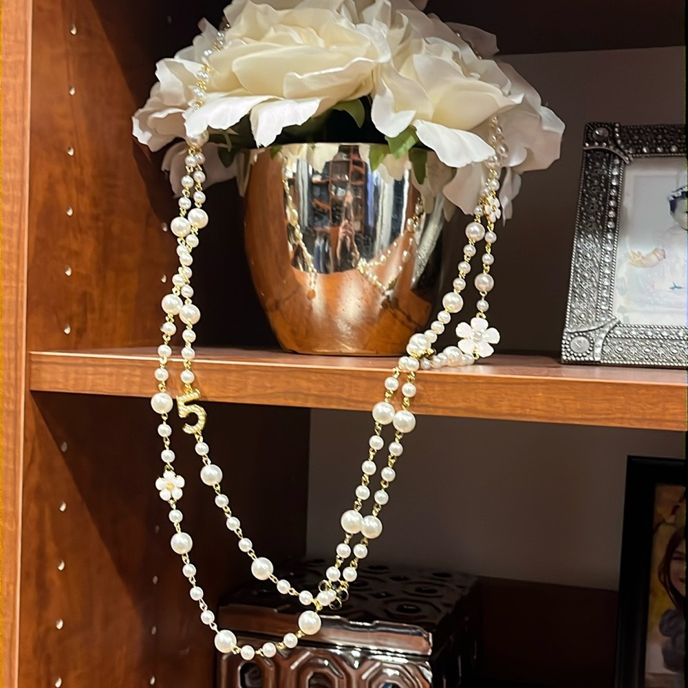 Long faux pear necklace with flower detail